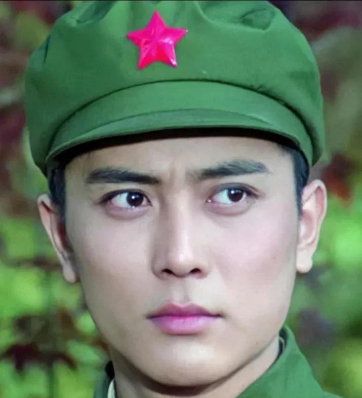 他曾是那个八十年代荧幕上的大明星，曾被誉为北影的“最帅男神”！经过岁月的洗礼，容