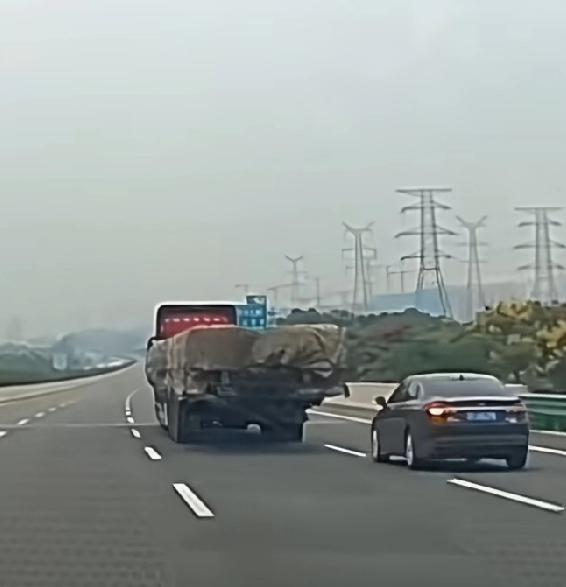 莫名其妙追尾，这就是那些新能源提供的智能驾驶，开车可以睡觉可以看电视唱歌说货车