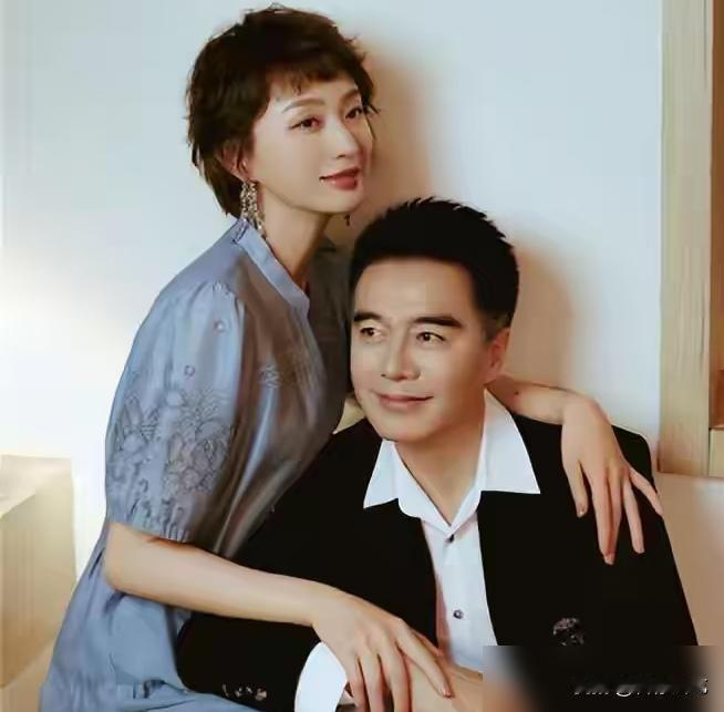 凭啥给许亚军扣绝情前夫的帽子？何晴离世后，有人瞎编她前夫冷漠现任不安。可