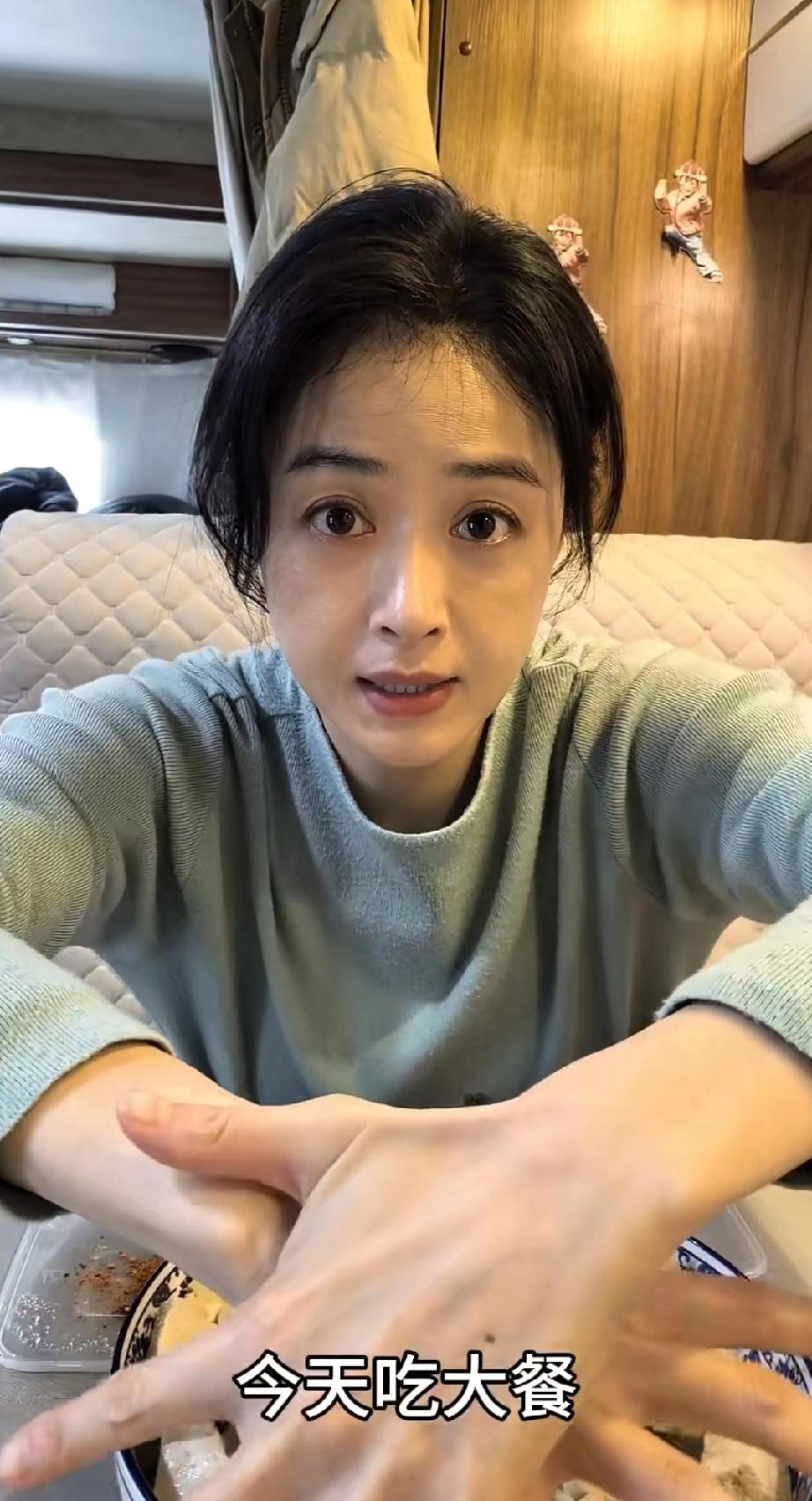 蒋欣晒自己的晚餐，清煮白萝卜，丝瓜，还有白豆腐，素得看着都让人难以下咽，而且没有