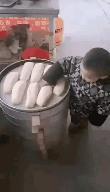 就这孩子，以后肯定能成大器！​网友评论：​一切皆有缘，上天派来个人考验孩子，