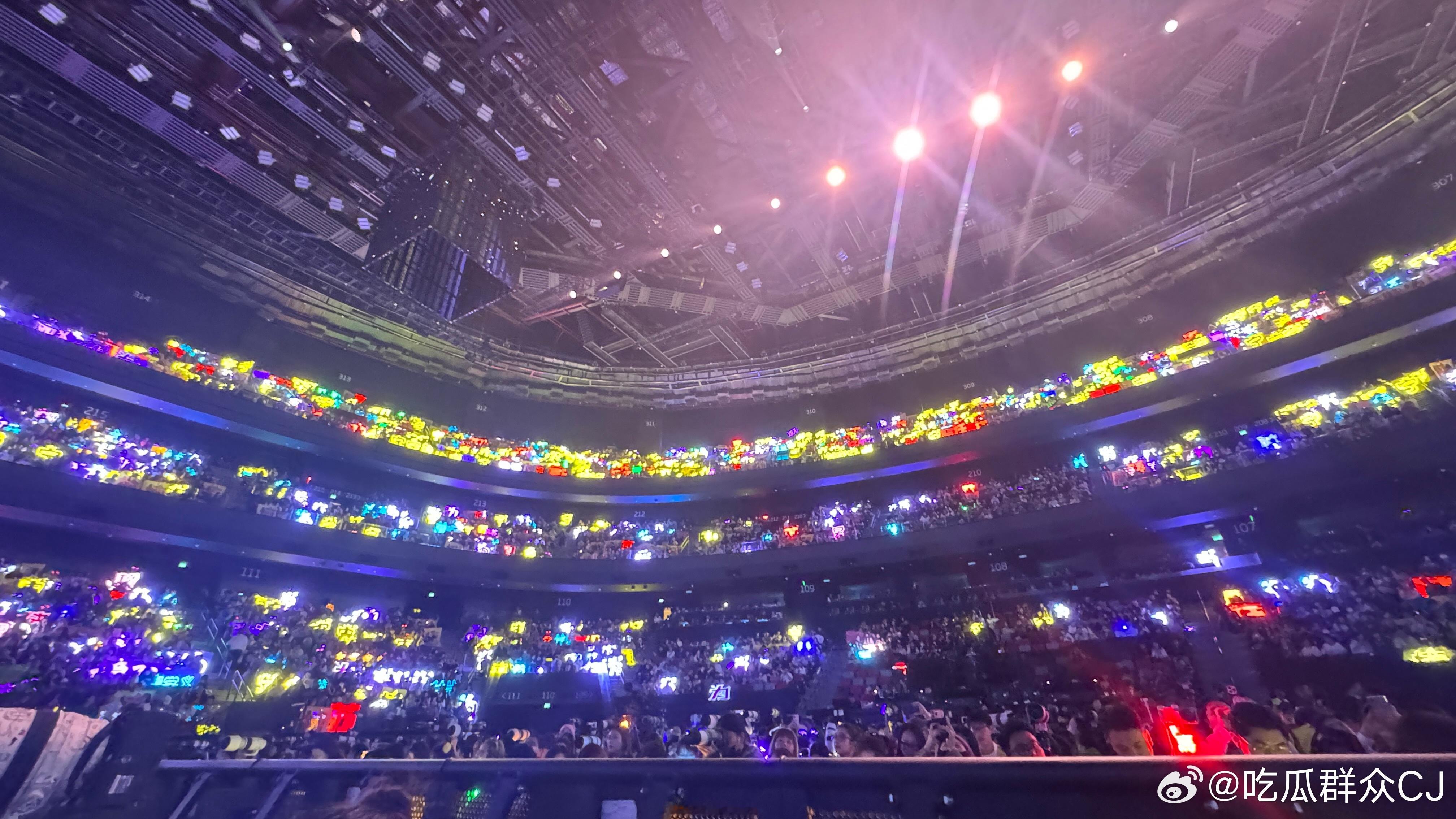 从尖叫之夜内场看灯牌，感觉黄色真的好多，能把灯牌运到场内连成阵，粉丝们真的很努力