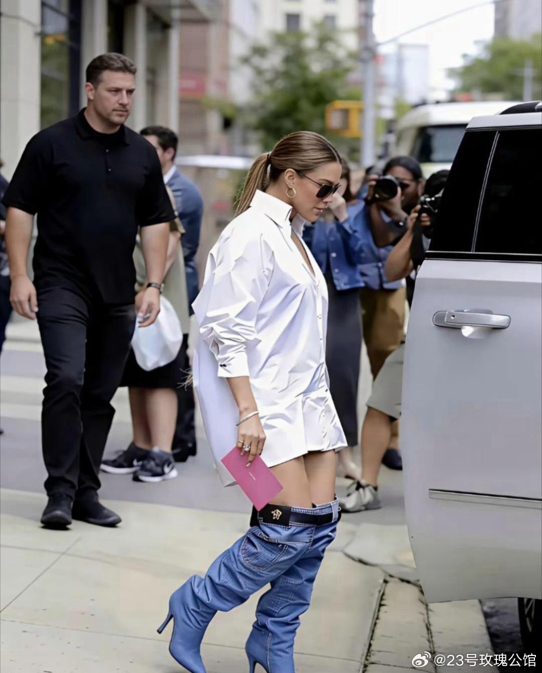 仔细一看，原来是一双靴子。