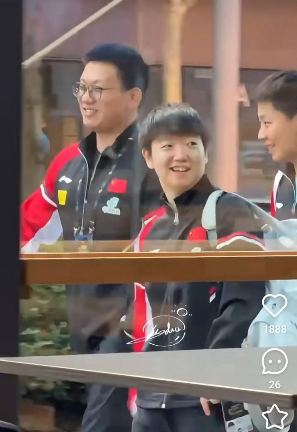 在瑞典，莎莎是真的很开心啊。每天上下训的路上，莎莎都是笑眯眯的，昨晚比赛结束后