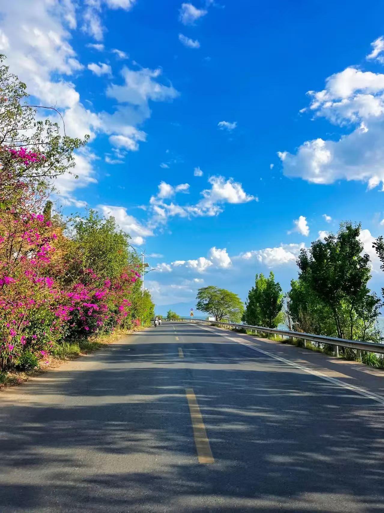 蓝天白云，心旷神怡