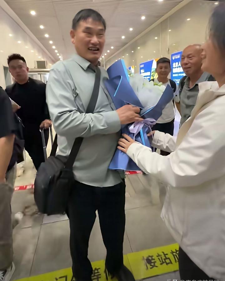 大衣哥朱之文受邀前往秦皇岛祖山风景区参加文旅活动演出。此次在祖山他将登台献唱。