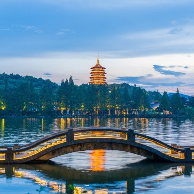 来杭州旅游只是顺便进货才是目的说来惭愧，西湖边拍照10分钟，逛市场扛货3小时！古