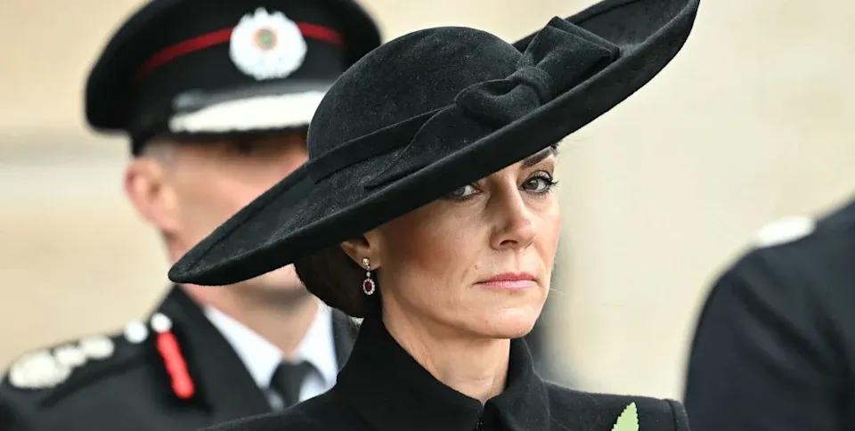 凯特王妃独自出席阵亡将士纪念日活动！深蓝色套装优雅庄重，眼神坚毅！就在我们为双