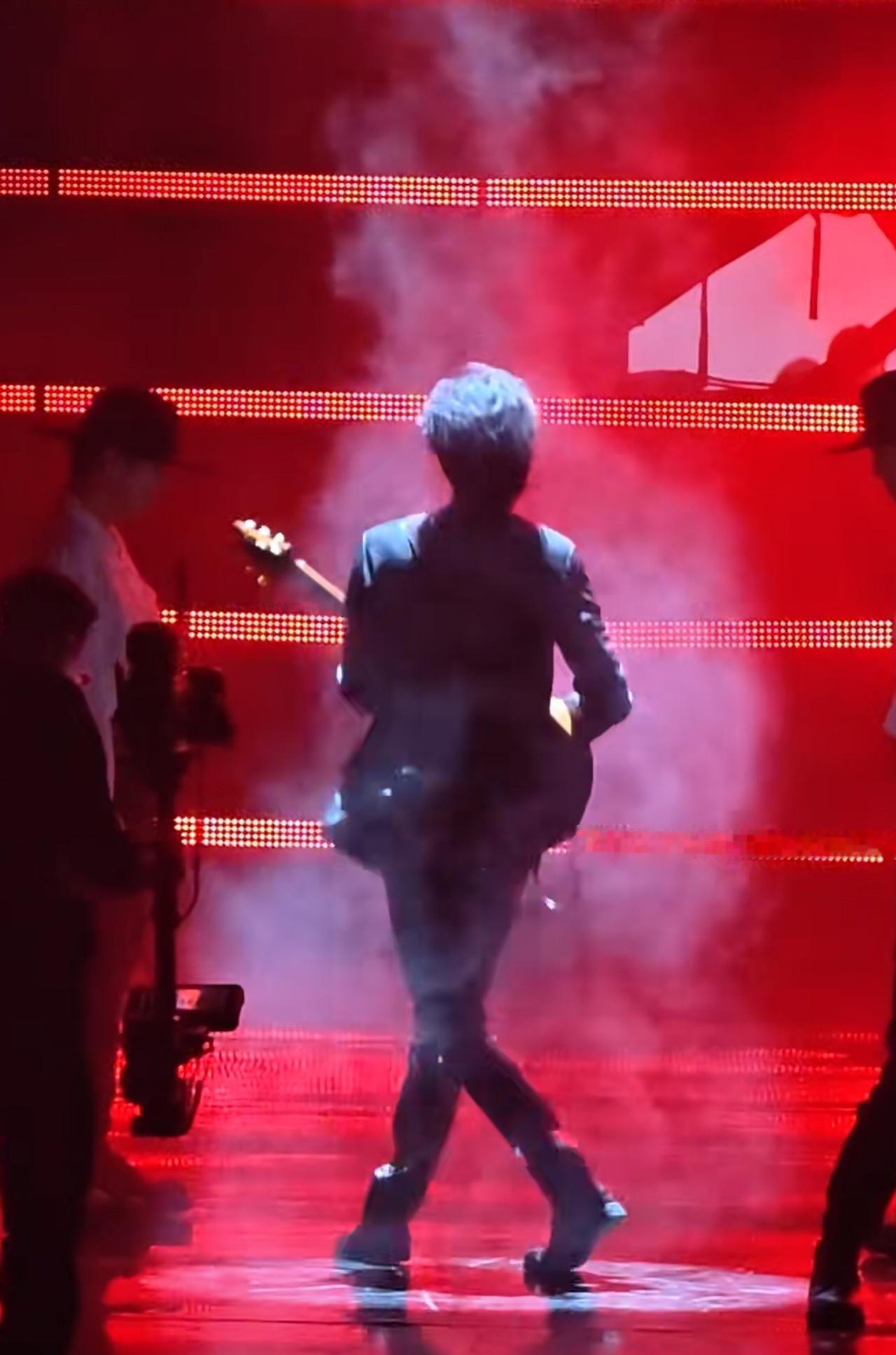 陈楚生微博之夜《晚礼服》唱加弹和跳真的鲨疯了。太帅气了。今晚的生哥身穿黑西装