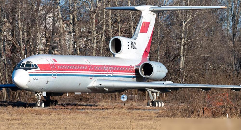 在北京废弃机场看见了死去的战士。最近又去了趟已经关闭的南苑机场，专门拍那几架