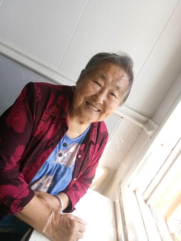 2026年2月5日清晨，山东临沂68岁高老太忘带钥匙，竟两分钟徒手翻5米高墙回家