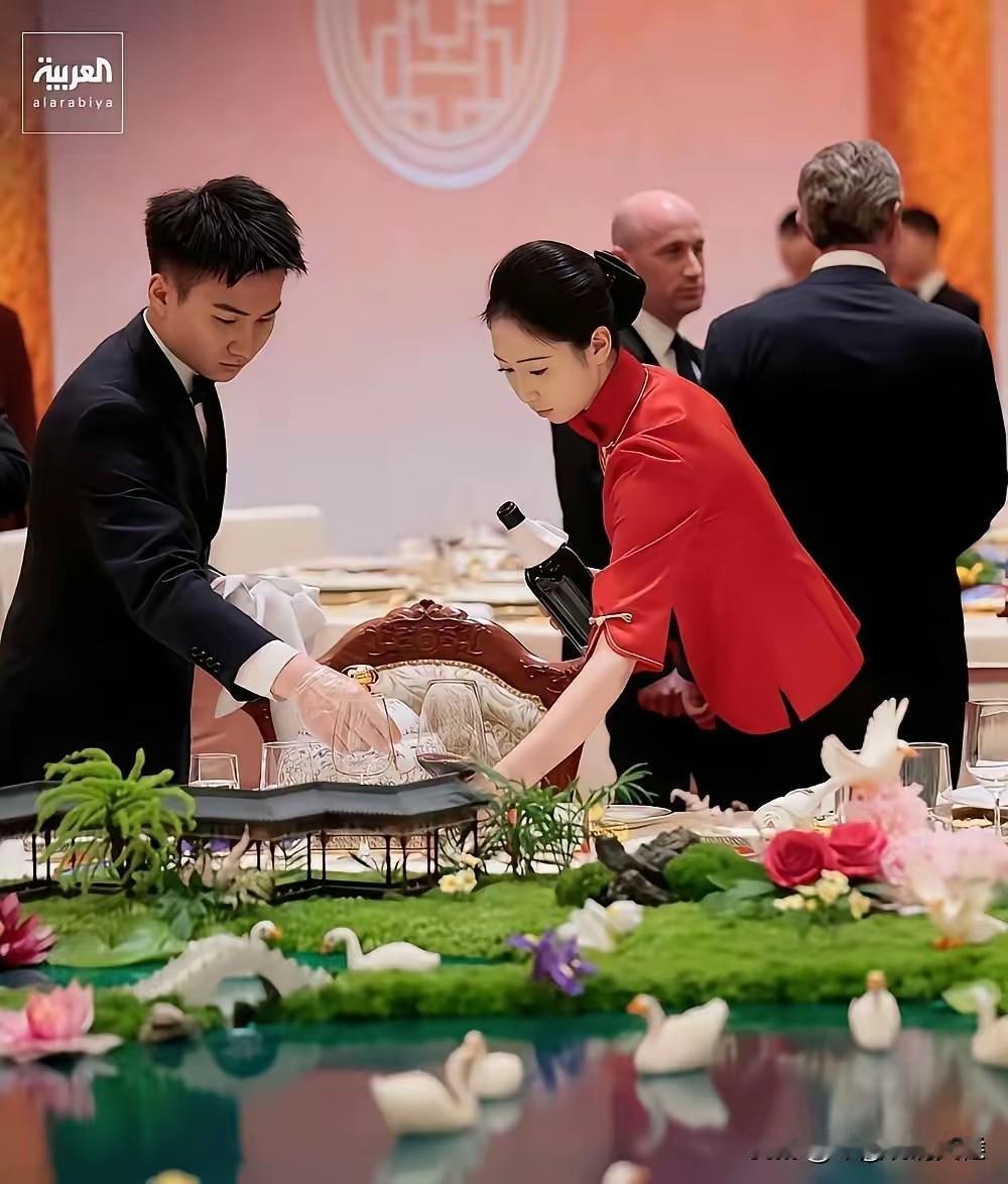 刚才瞥见几张人民大会堂国宴的现场照，端着茶杯的手直接僵在半空。这哪是端盘子，