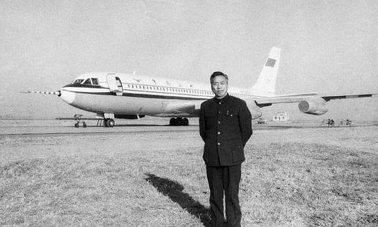 1959年马凤山去苏联学习轰6飞机制造，当时苏联专家不让记笔记，承诺课后给资料，