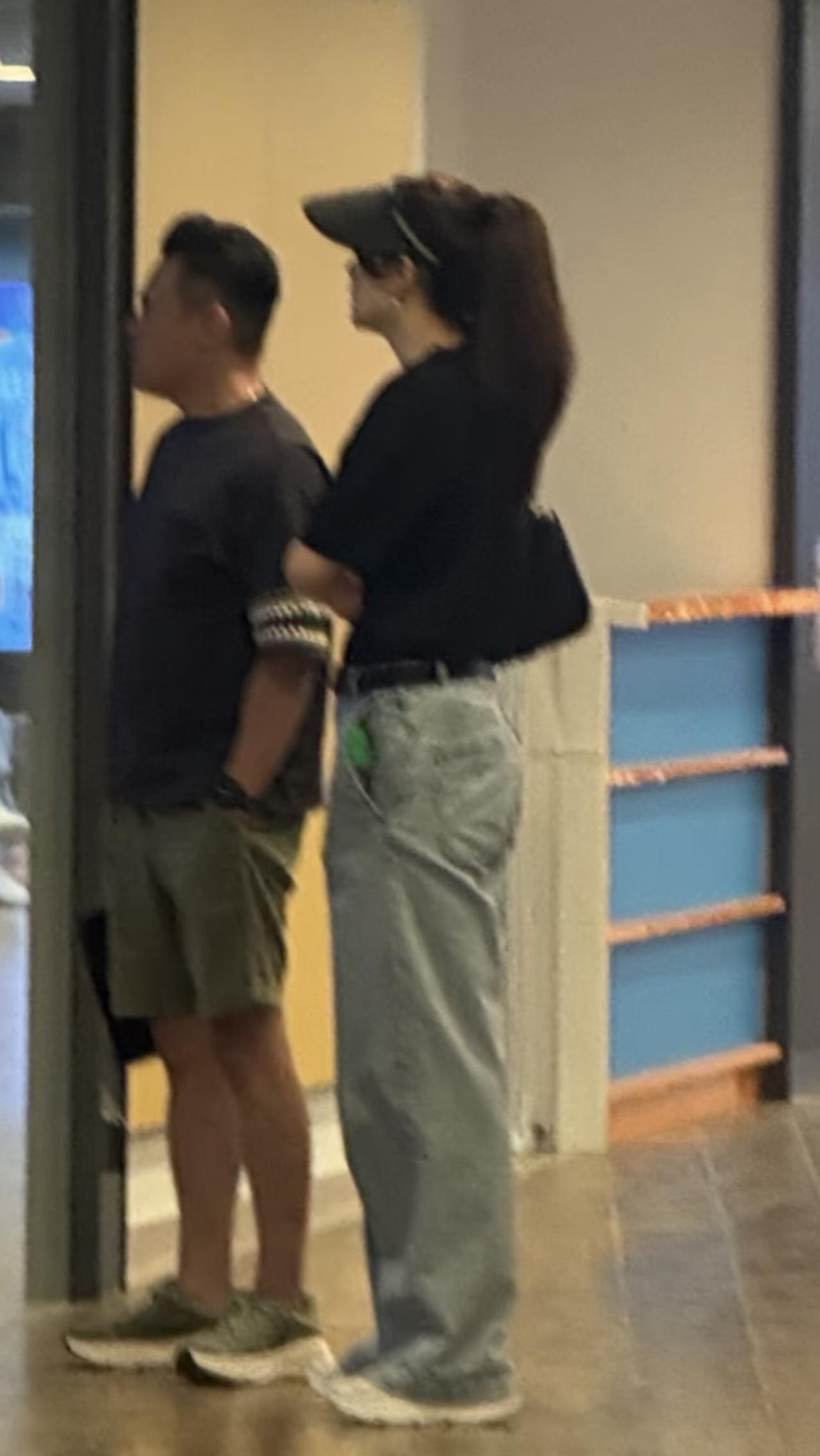 45岁熊黛林一家现身游乐场，她比老公高半头，衣着休闲气质突出，和方媛完全是两种类