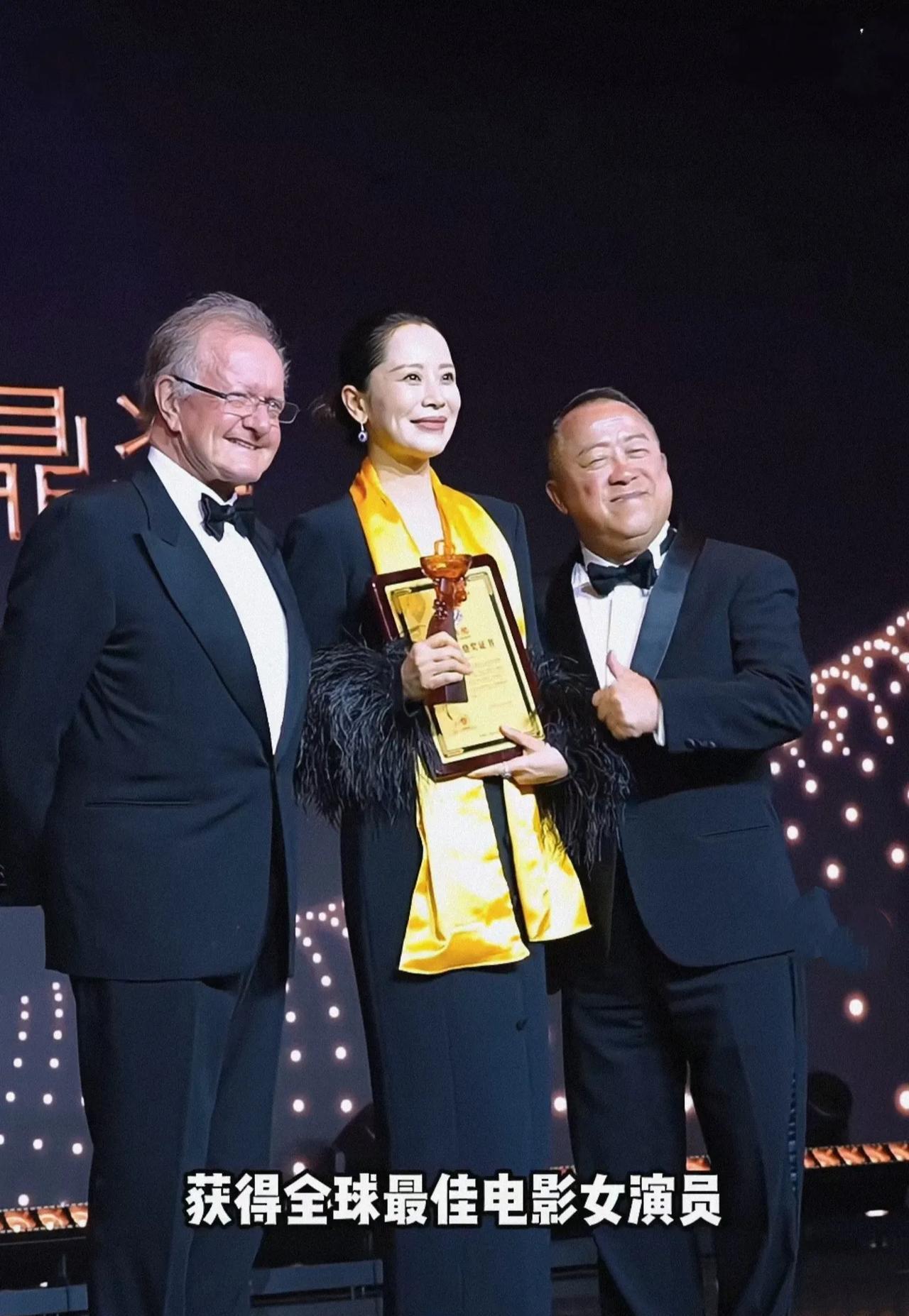 原来海清也曾因为饰演张桂梅获奖，还是比宋佳白玉兰更厉害的华鼎奖，虽然网上都评论海