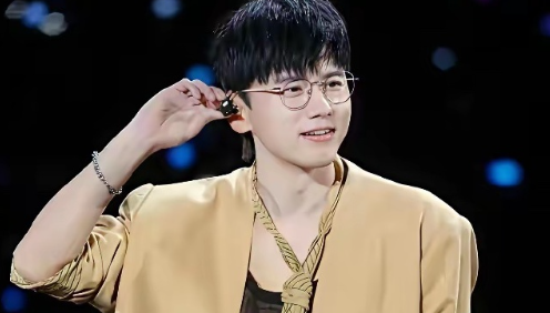 上一个这么干的是谭咏麟。张杰在成都演唱会上宣布：从今天起，所有需要歌迷投票的