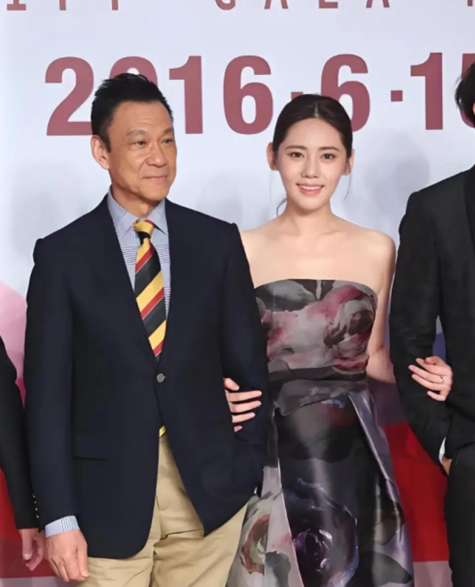 2011年，65岁的王学圻做出了一个震惊圈内外的决定，不顾结婚40年的发妻孙昌宁