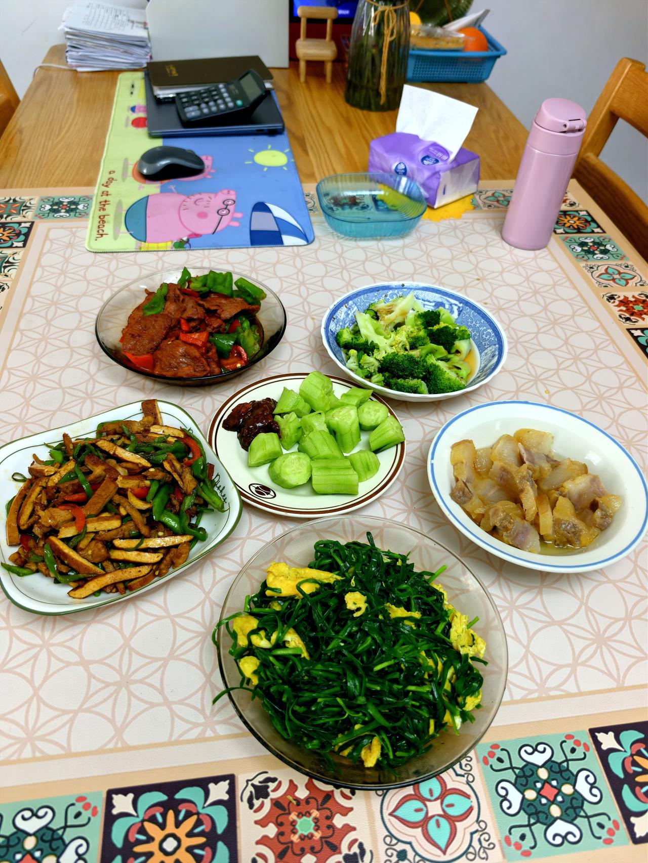 中午随便烧几个菜——这是没戒酒以前养成的习惯，现在改不掉了。不喝酒就吃不了那
