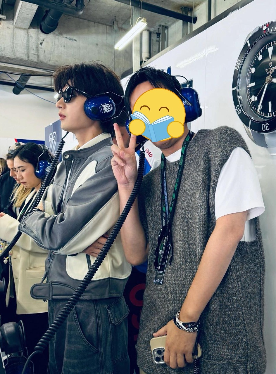羡慕每一个能够和ee合照的人[吐舌头眯眼睛笑]​​​