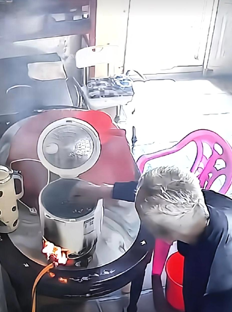 监控拍下让无数人心酸的一幕，独居老人在家做饭，竟犯了糊涂，把电饭锅直接放在燃气炉
