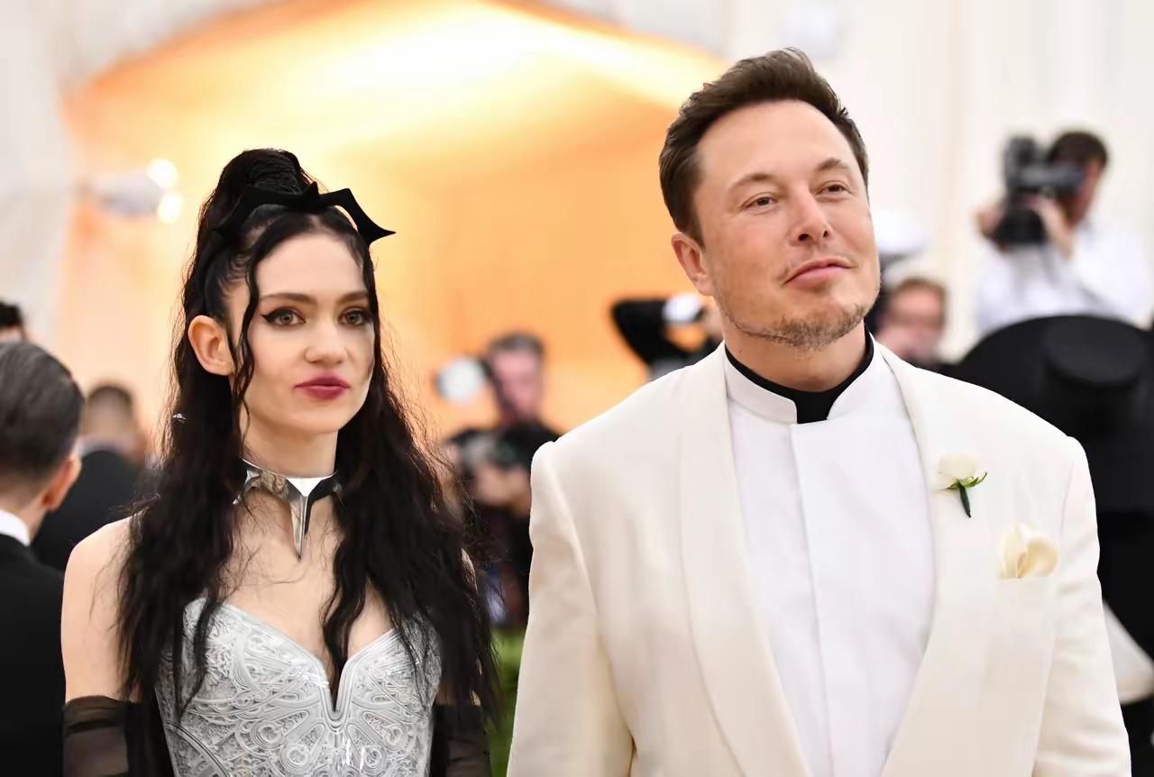 很好奇马斯克小儿子的妈妈是谁，是什么样的基因能够生下这么聪明帅气的孩子。查了一下