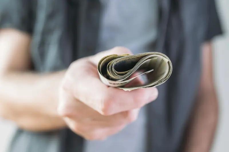 工资3500元，孩子学费1000元，油费600元，生活开销2000元一个