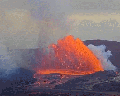 【夏威夷基拉韦厄火山喷发约370米高熔岩泉】美国地质调查局（USGS）发布消息