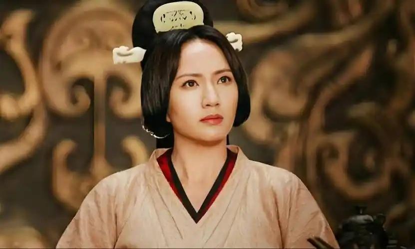 丁夫人被废那年，卞夫人做了一件旁人看不懂的事：她不但没踩一脚前任，反而四时不断往