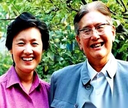 他替中国在联合国哈哈大笑的那张照片，你肯定见过吧？意气风发。结果人走了，想落叶