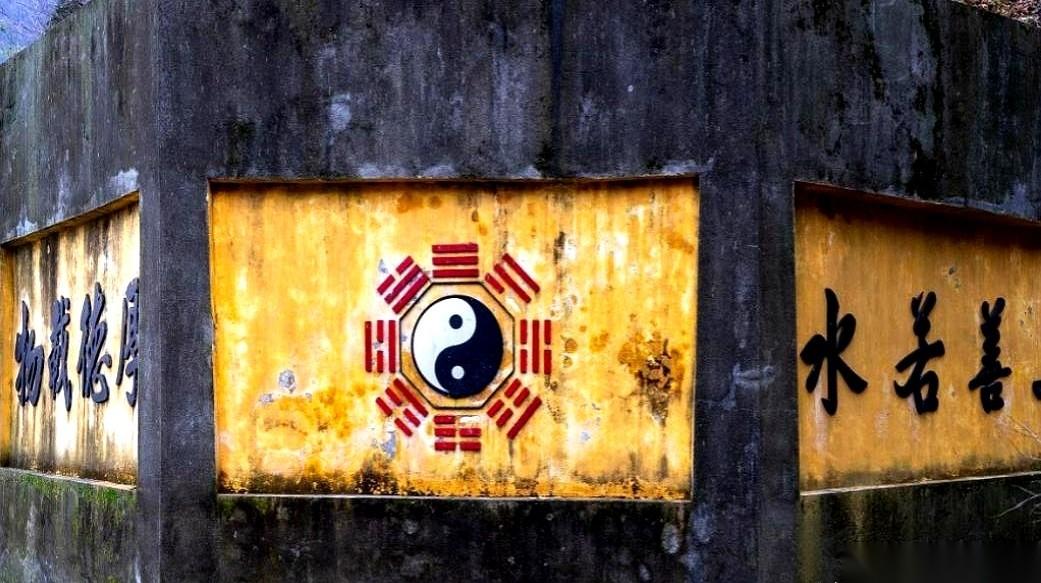 2009年，武当山。一群韩国游客突然炸了。他们指着山上古建筑的石刻，声音越拔越