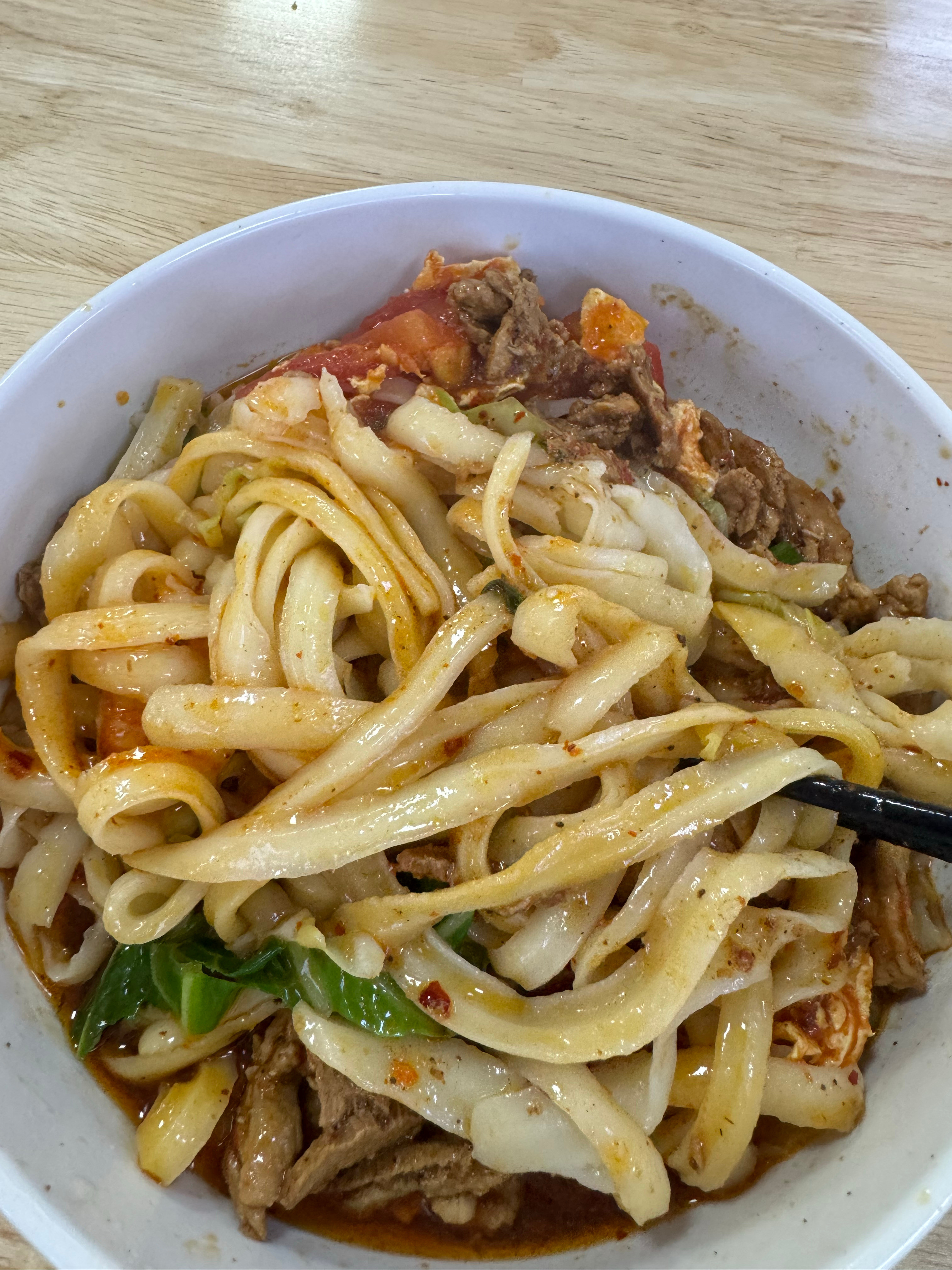没人知道我们学校食堂的三合一油泼面有多好吃真的特别好吃我每次还加两勺醋特别开