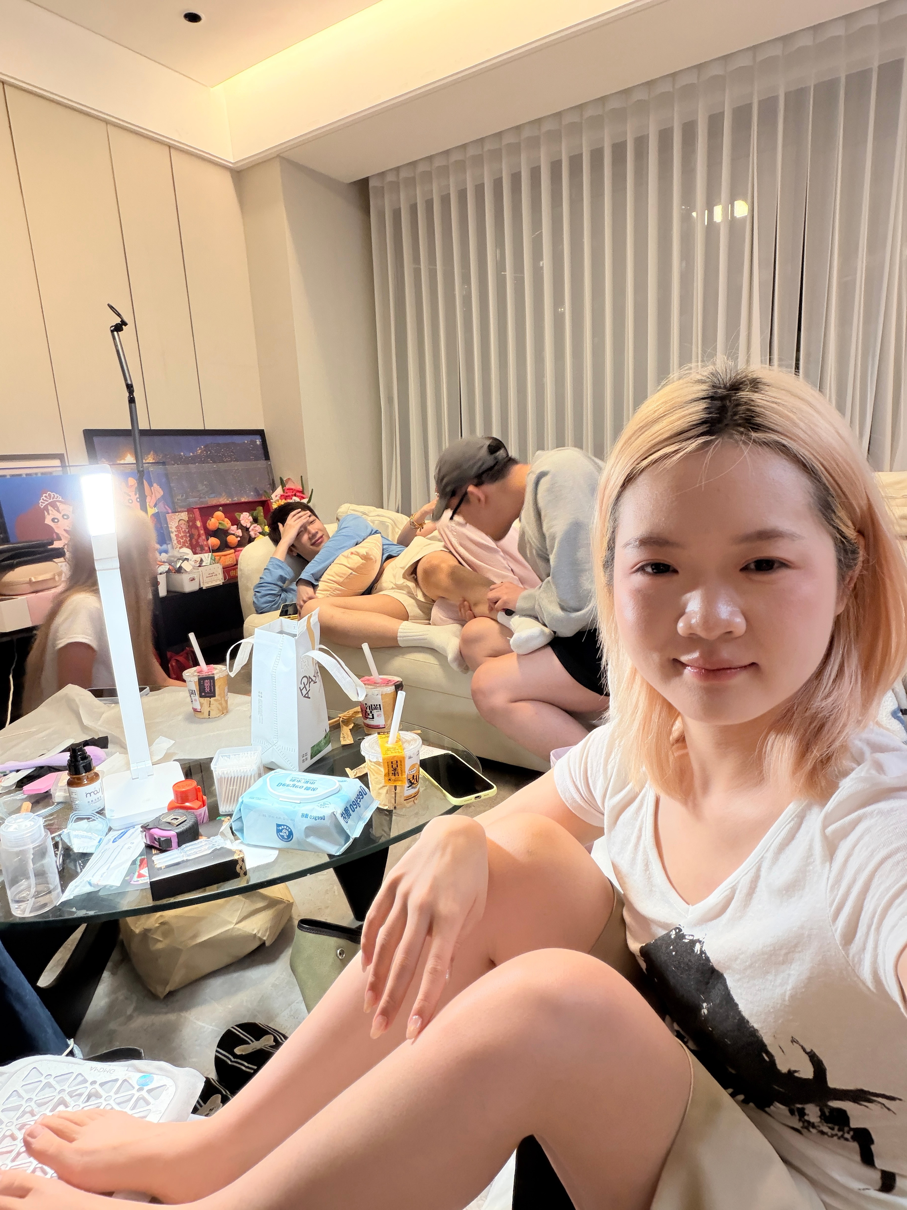 他们已经转站沙发了，我的手刚做完，今天还约了脚指甲，从来没做过脚指甲，今天让我的