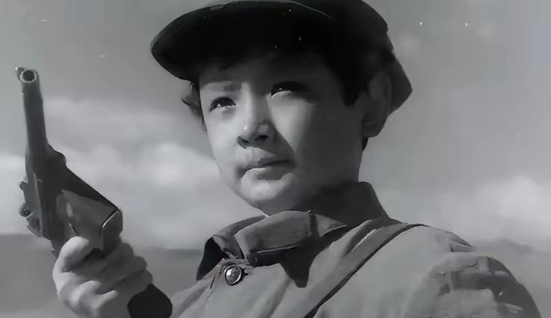 1955年全军授衔现场，一位年轻军官格外醒目。年仅29岁，被授予中校军衔，可履历