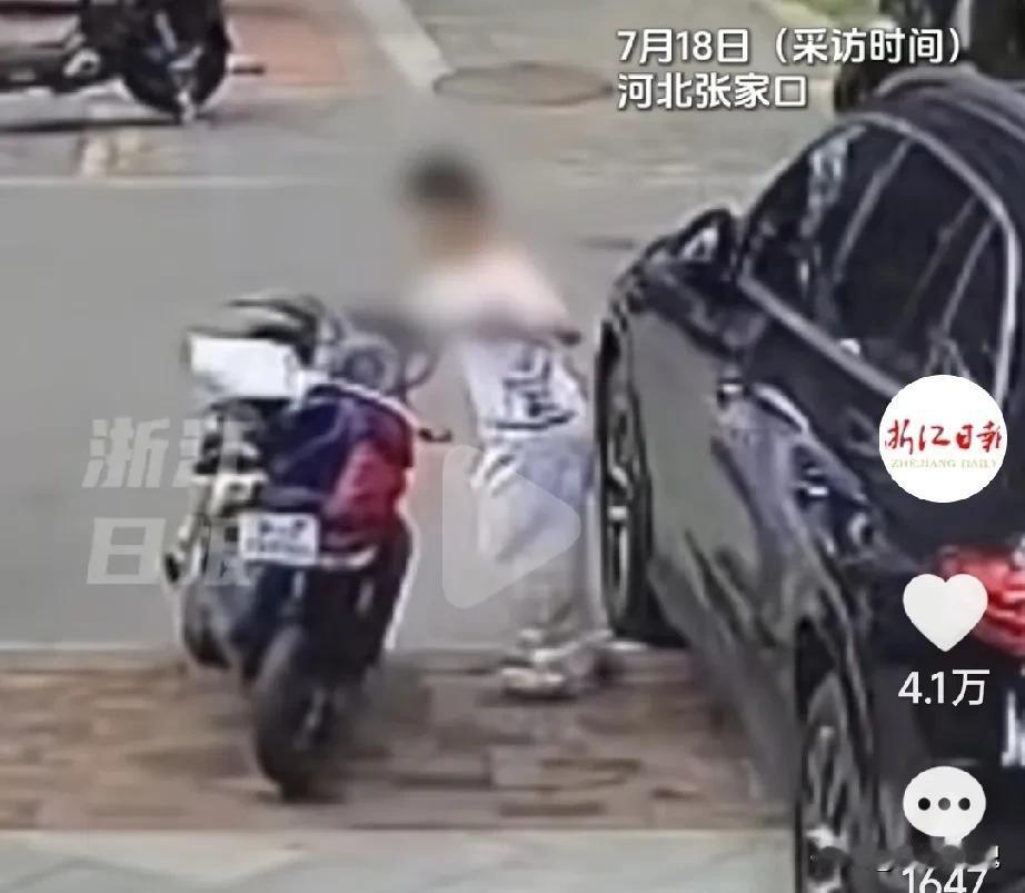 河北张家口，小孩推电动车时不小心刮到了旁边的奔驰车，当时奔驰车里没人。但小孩没有