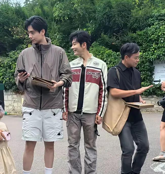 黄晓明身边的这位帅哥是谁啊？我感觉从身高到颜值都比黄晓明高一筹，大家看看是不是。