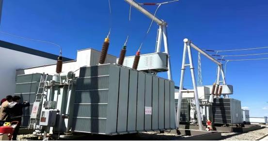 最魔幻的一件事发生了。美国人一边咬牙切齿地给中国产的变压器加了104%的关税，