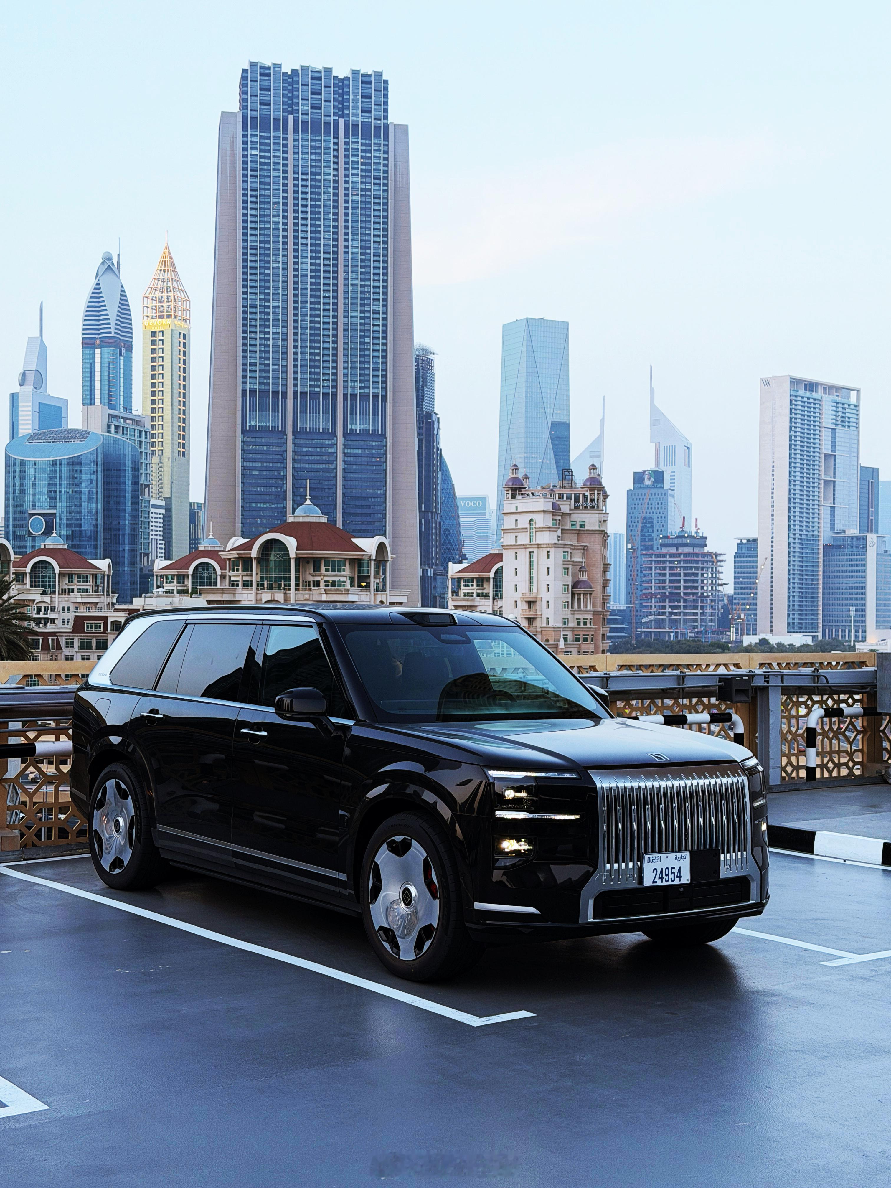 《关于我把一辆极氪9X开到了迪拜Mall》气场真的完全不输