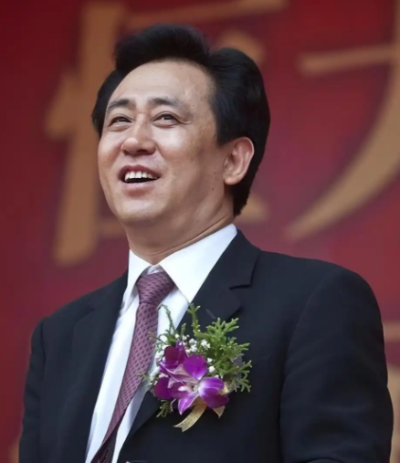 许家印的军师任泽平，当年建议许家印梭哈新能源汽车市场，认为未来是新能源汽车的天下。然而任泽平万万没想