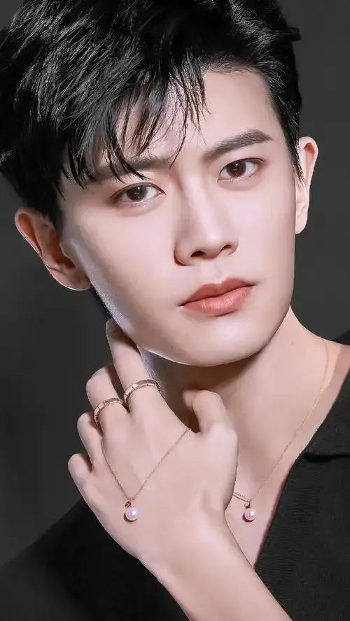 任嘉伦携新剧《风与潮》归来是不是感觉任嘉伦有一段时间没出现在荧幕上啦？可人家