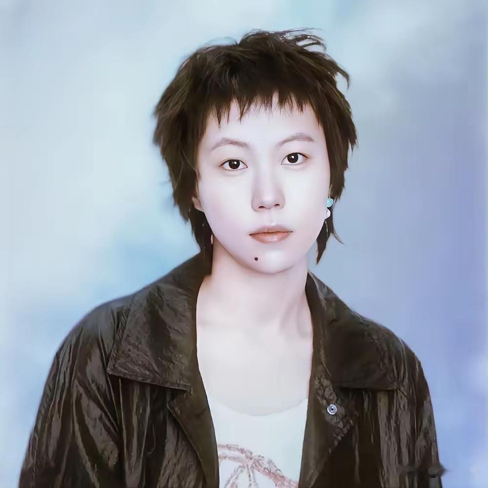 窦靖童今年29岁，攒了800万，自己天天坐地铁，打车都嫌贵。继父李亚鹏要送她一辆