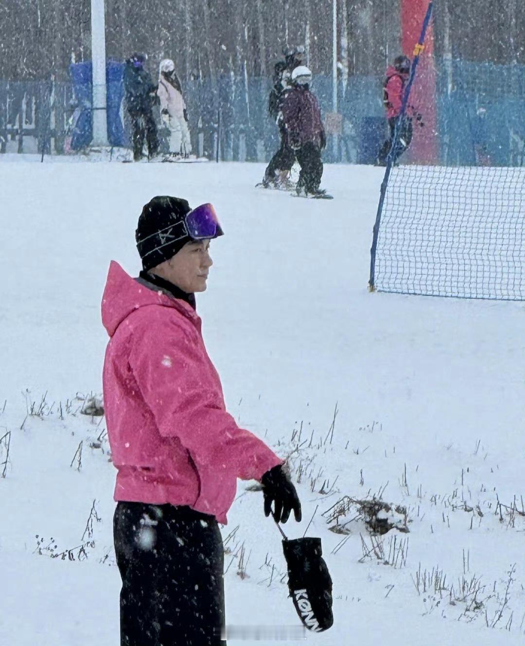 感觉李晨有老人味了毕竟岁数到了，中年味就很难避免。不过李晨他早就是大叔级了吧。