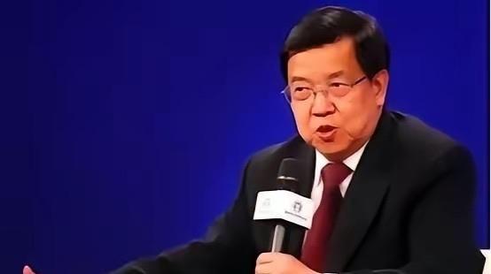 龙永图曾言：暂不讨论中国崛起，先回答三个更重要的问题。第一，什么时候全球的精英会