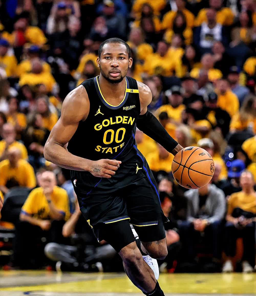 国王不讲武德啊！据NBA记者BrettSiegel报道，国王队愿意以德