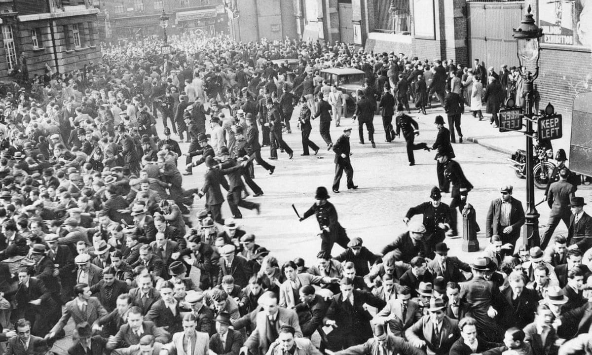 1936年10月4日，约3000名身穿制服的法西斯分子在伦敦塔附近集结。他们的领