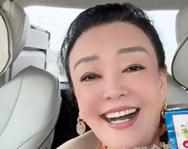 兰姐有这么聪慧的头脑，来源她有好的遗传基因，兰姐出身不凡，自带书香与豪门底蕴。