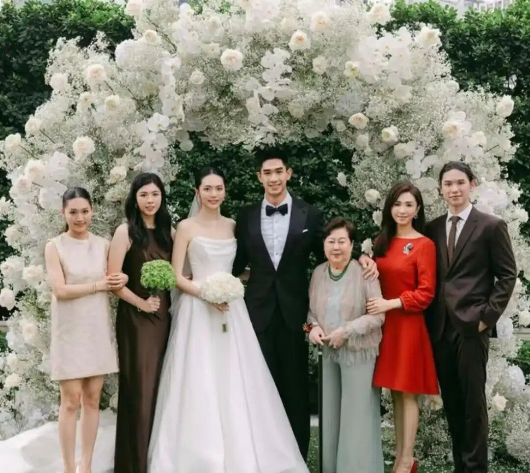霍英东孙女嫁吴婉芳长子五年没生娃，小两口跑意大利度假晒照，网友盯着照片直嘀咕：这俩人咋越过越像一对文