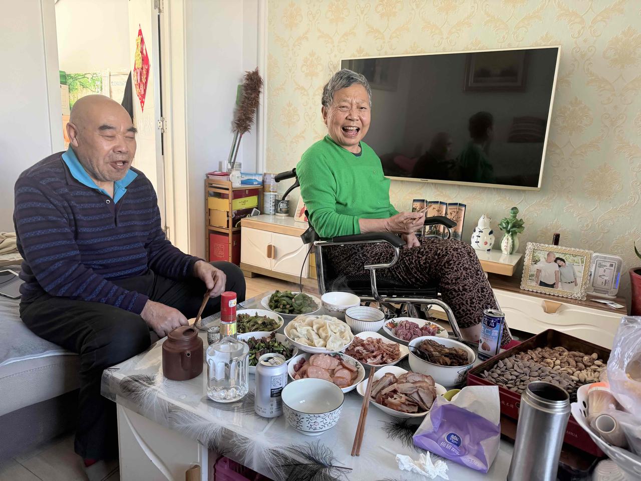 谁还没刷到过“岁月静好”的养老画面？喝茶养花、含饴弄孙，直到我替亲戚照顾失能老人