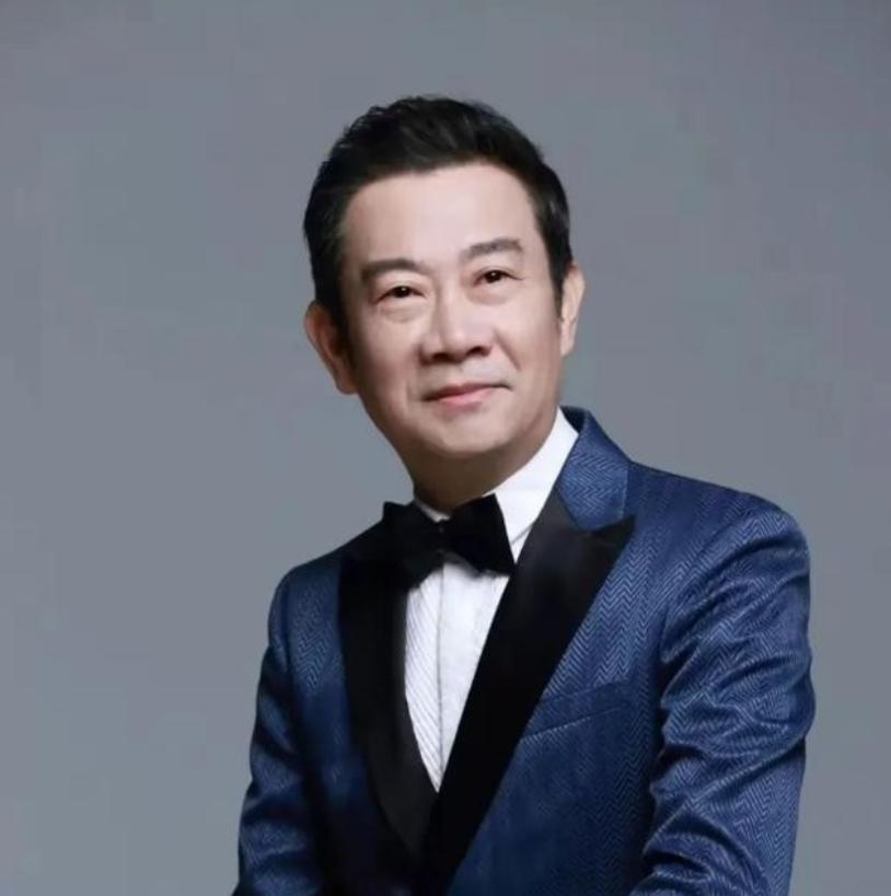 1990年，央视主持人赵保乐被借调到北京。为了省钱，他和妻子睡在汽车配件仓库里。