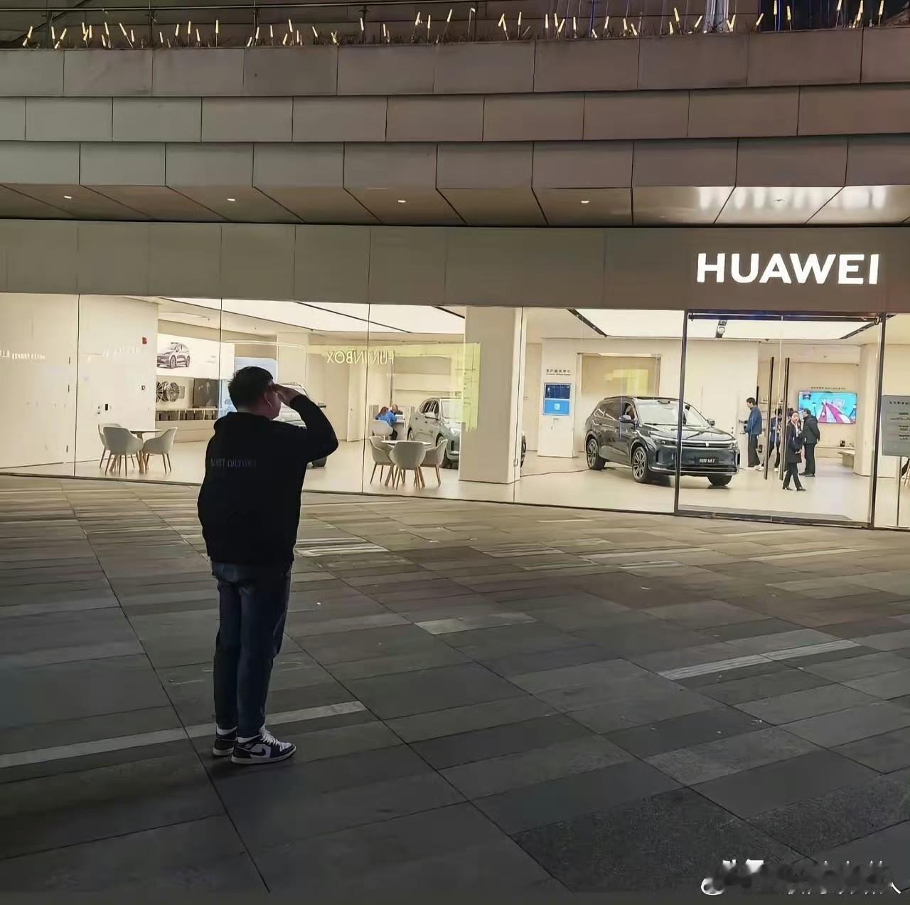 你有没有刷到过这种画面：有人拿着苹果手机，站在华为门店门口，一脸虔诚地敬礼！更离