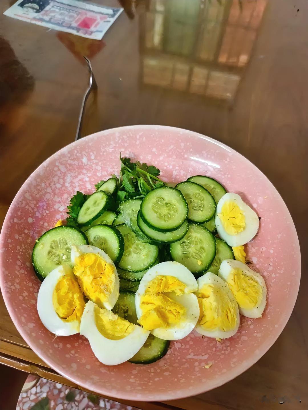 这盘拍黄瓜配水煮蛋刚端上桌，我眼睛都亮了——脆生生的黄瓜裹着淡淡的调味香，对半切